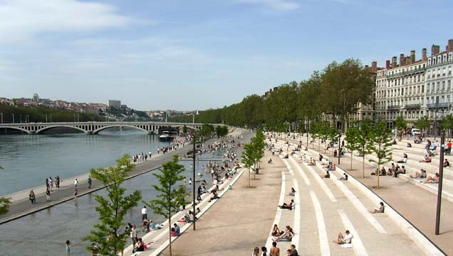   Lyon a fait le pari d’aménager les berges du Rhône en espace de promenade et de loisirs 