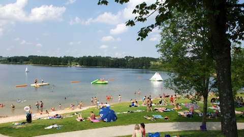 You are currently viewing Les lacs de Bütgenbach et de Conchibois (Saint-Léger) reçoivent le « Pavillon Bleu » 2014