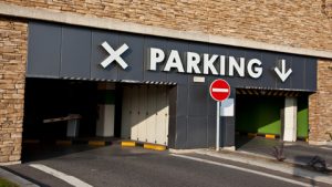 Lire la suite à propos de l’article Investir davantage dans des parkings autour des gares, une mauvaise voie pour le rail.