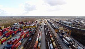 train de marchandise et voie ferrée en vue arérienne