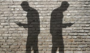 Le déni, un poison pour les démocraties two men with smartphones ignoring each other